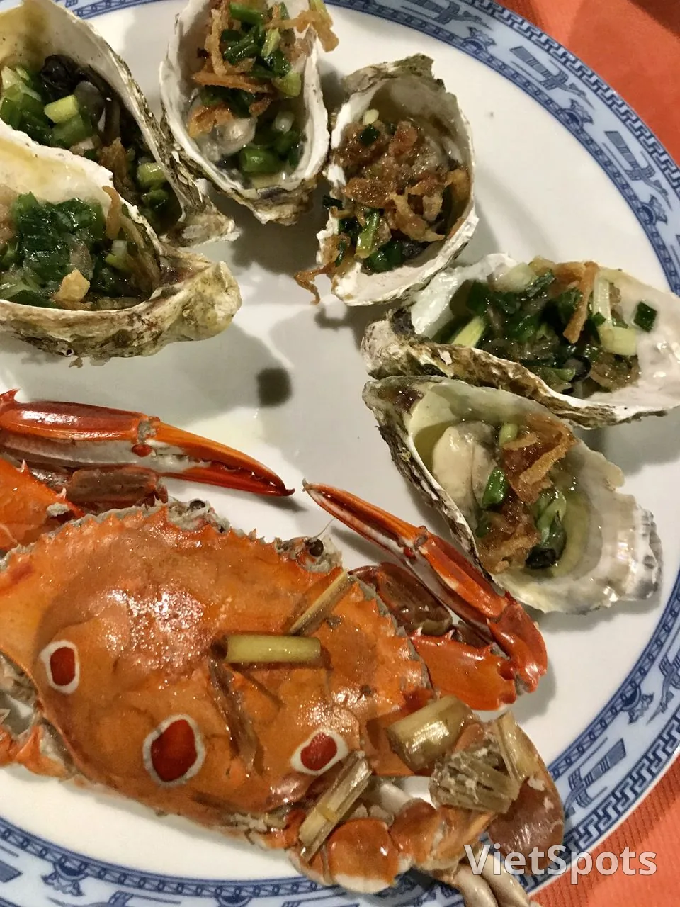 蒸したカニとソース入り牡蠣