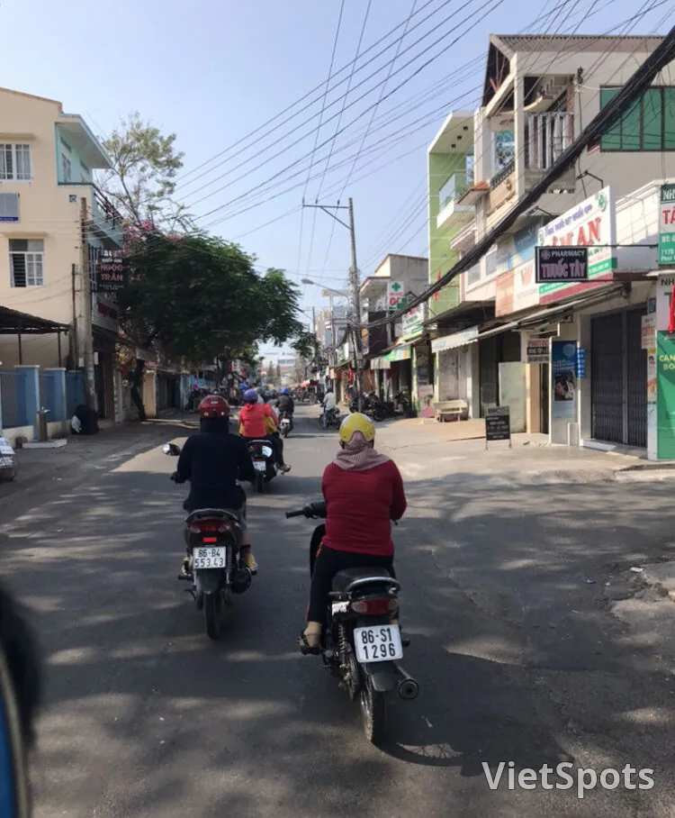 ツゥンさんバイクで先導