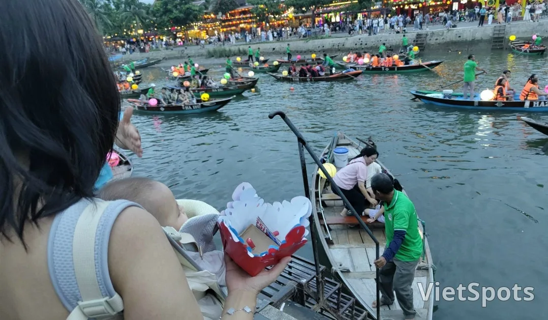 [บันทึกการเดินทางดานัง] คืนวันที่ 2: เดินเที่ยวย่านเมืองเก่าฮอยอัน! นั่งเรือปล่อยโคมลอยน้ำ