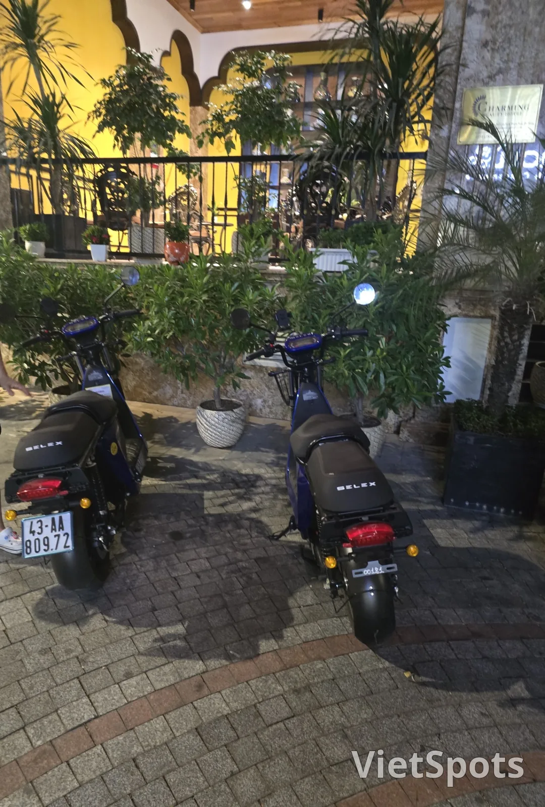 (後記) 在山茶夜市瘋狂購物後，在峴港也租了摩托車！！！