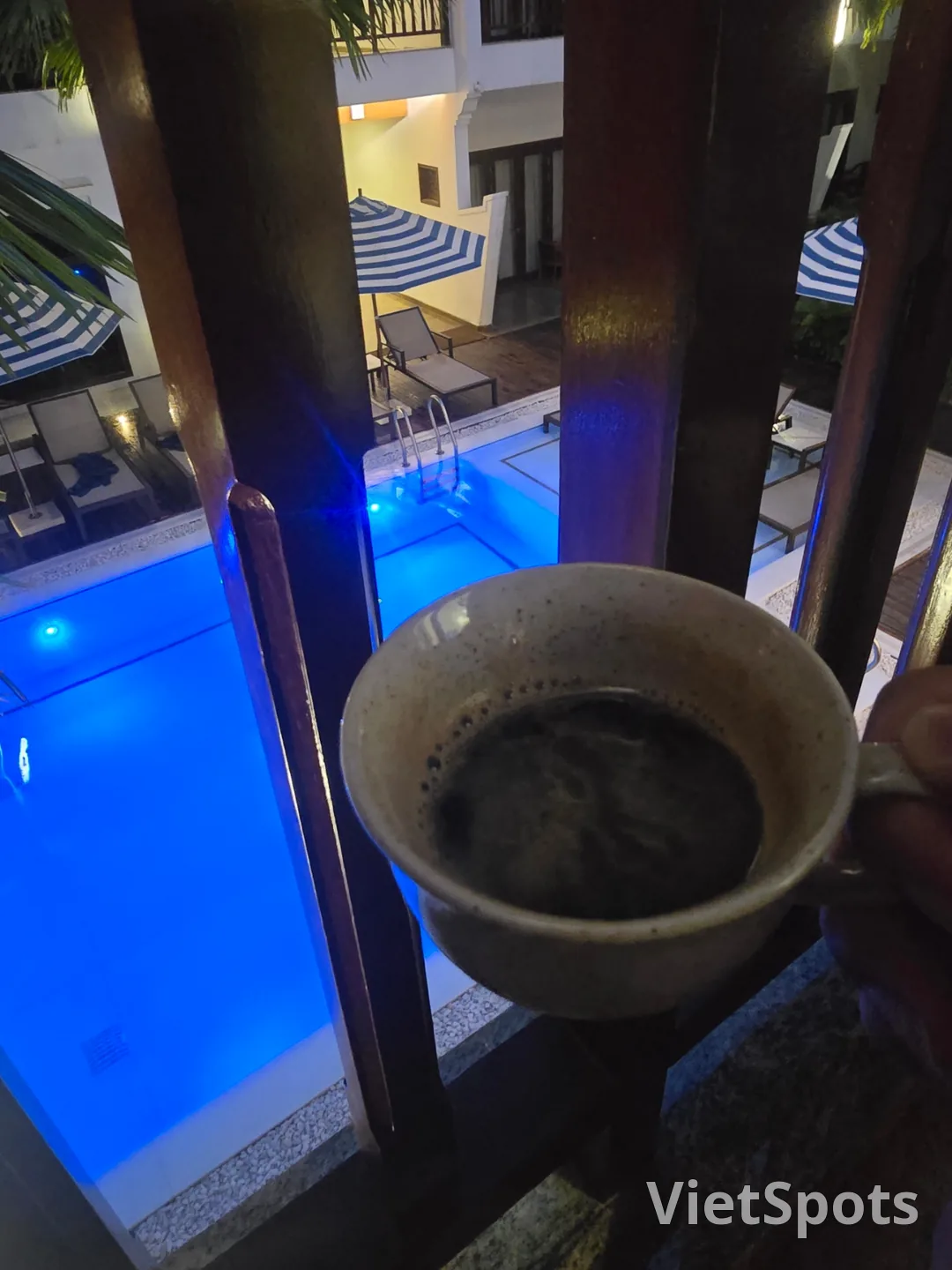 Nước hồ bơi lạnh quá..