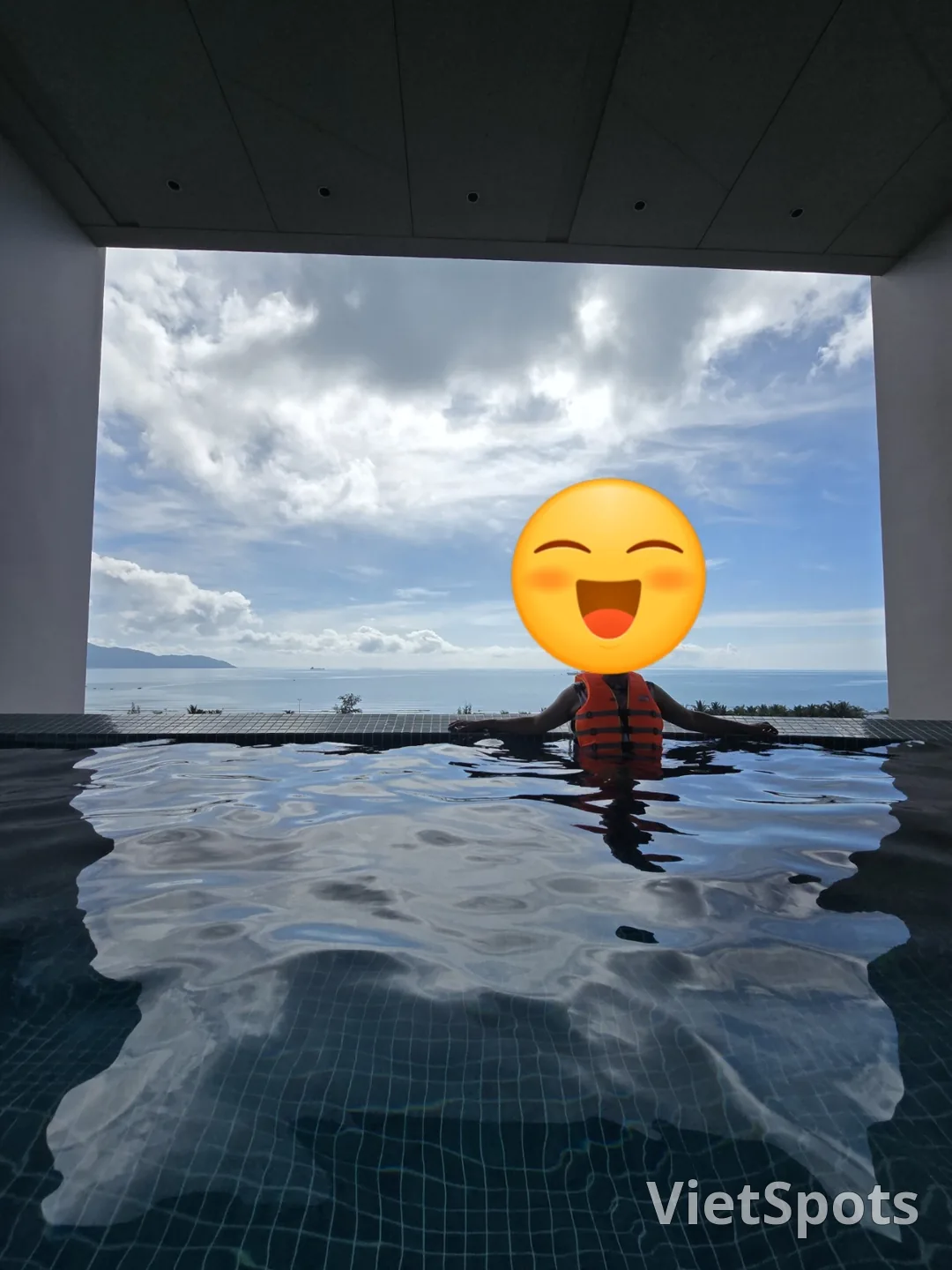 プールの水が思ったより冷たいです。笑