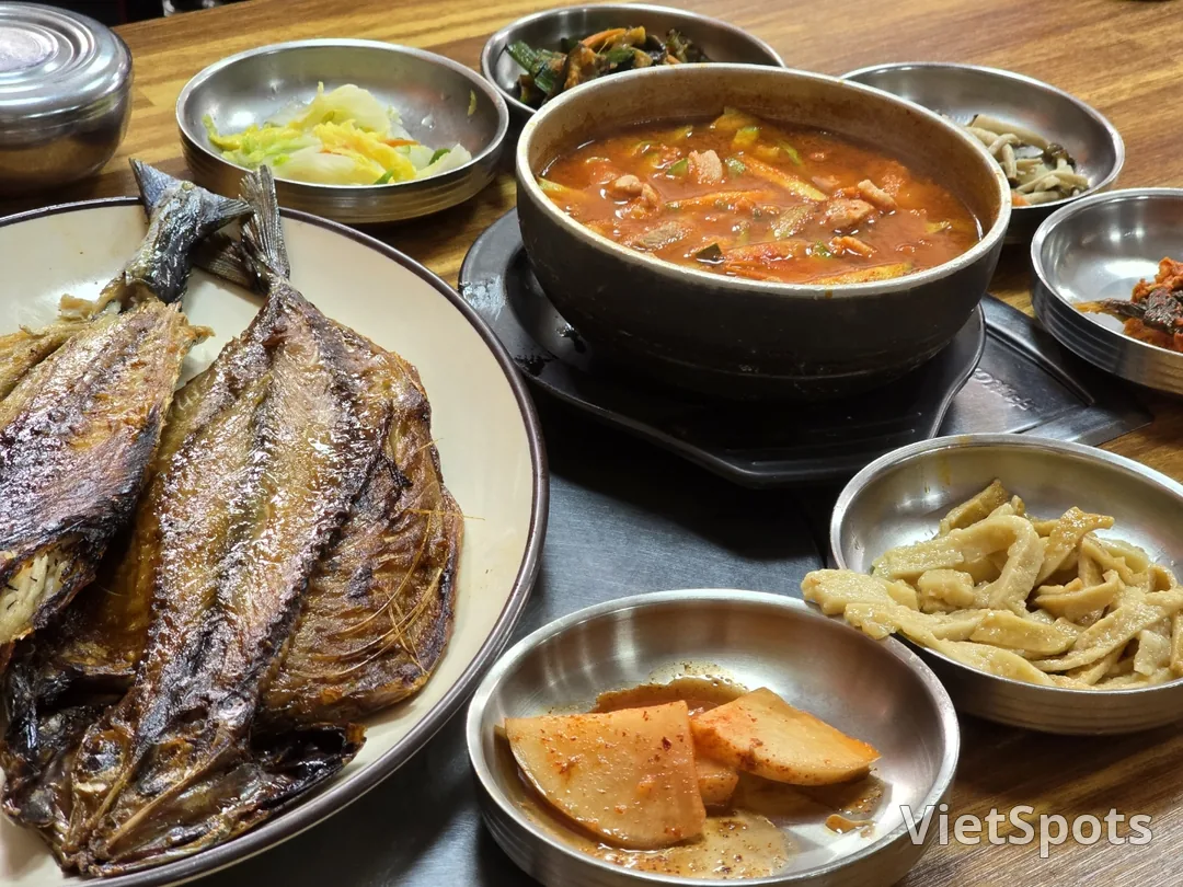 (Travel) Gwangju really seems to have a lot of great restaurants.