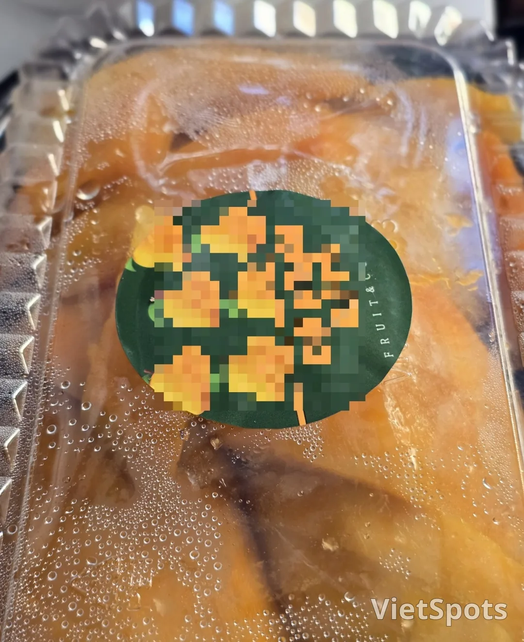 (🇻🇳6-night trip, Aug 30 - Sep 4) Travel journal.. Day one: exchanging money and buying fruit at a local market
