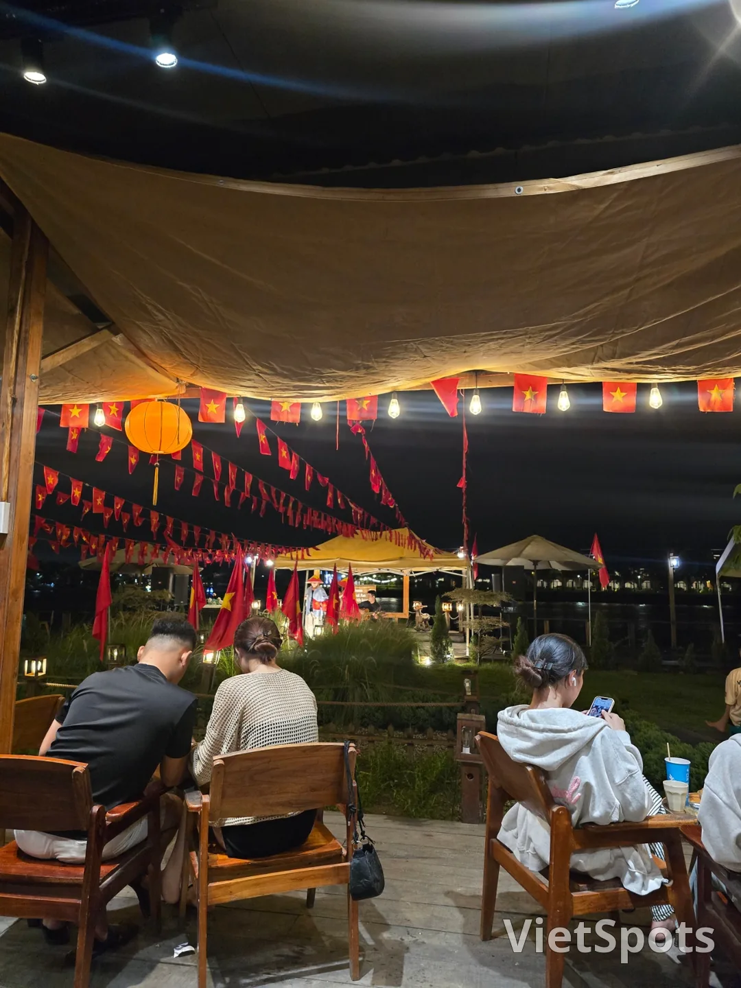 (🇻🇳Chuyến đi thứ 6, 30/8~4/9) Nhật ký du lịch.. Quán cà phê đích thực (trinh cafe) gần sông Thu Bồn sau khi trời tối
