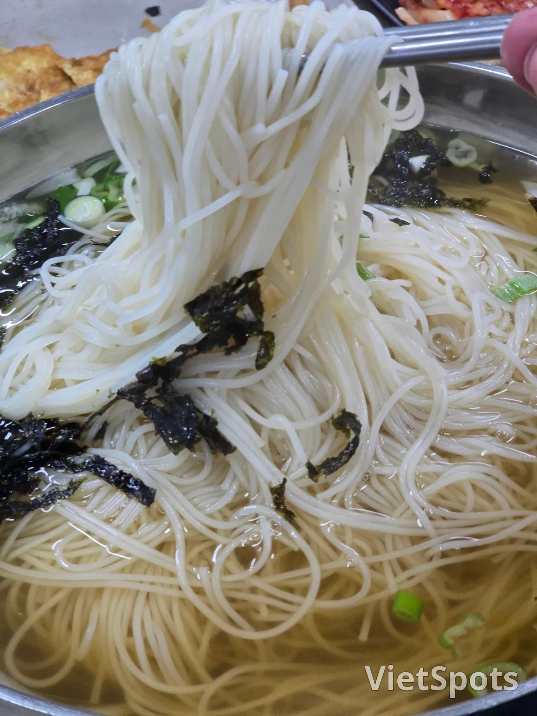 🐿 麵條,像這樣下過雨之後,清湯宴席面(잔치국수)…