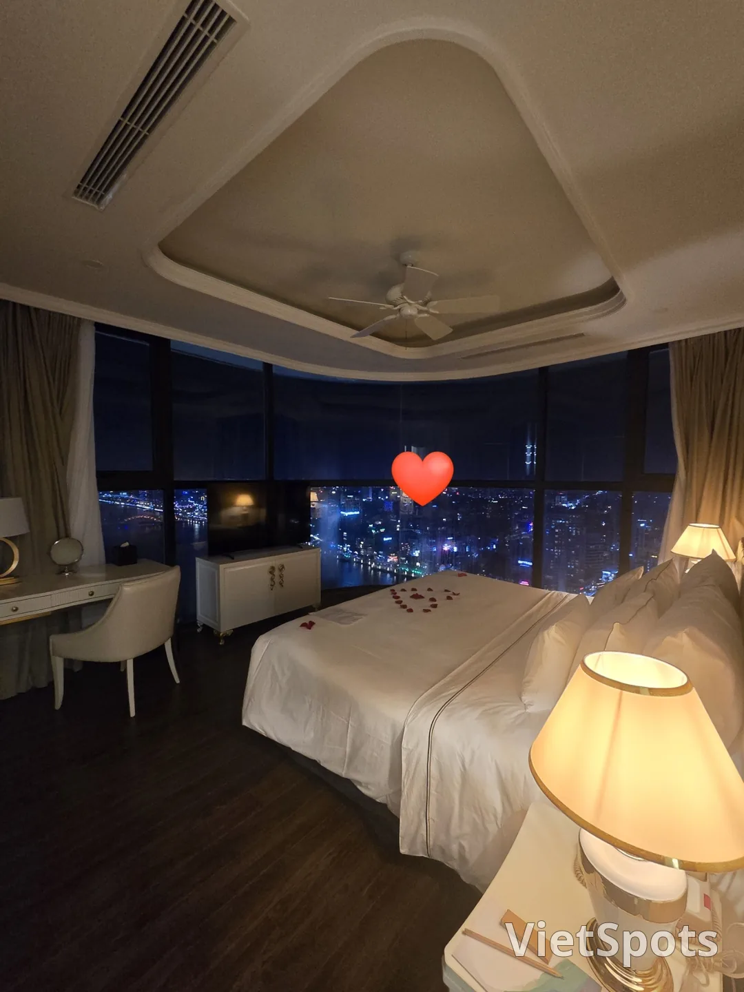 Di chuyển đến chỗ ở muộn...
