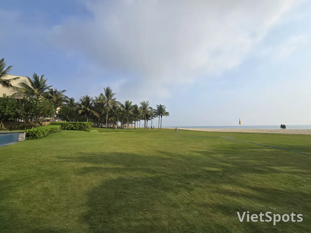 เพลิดเพลินกับชายหาดส่วนตัวที่ชิลลาโมโนแกรม ดานัง 🏖️