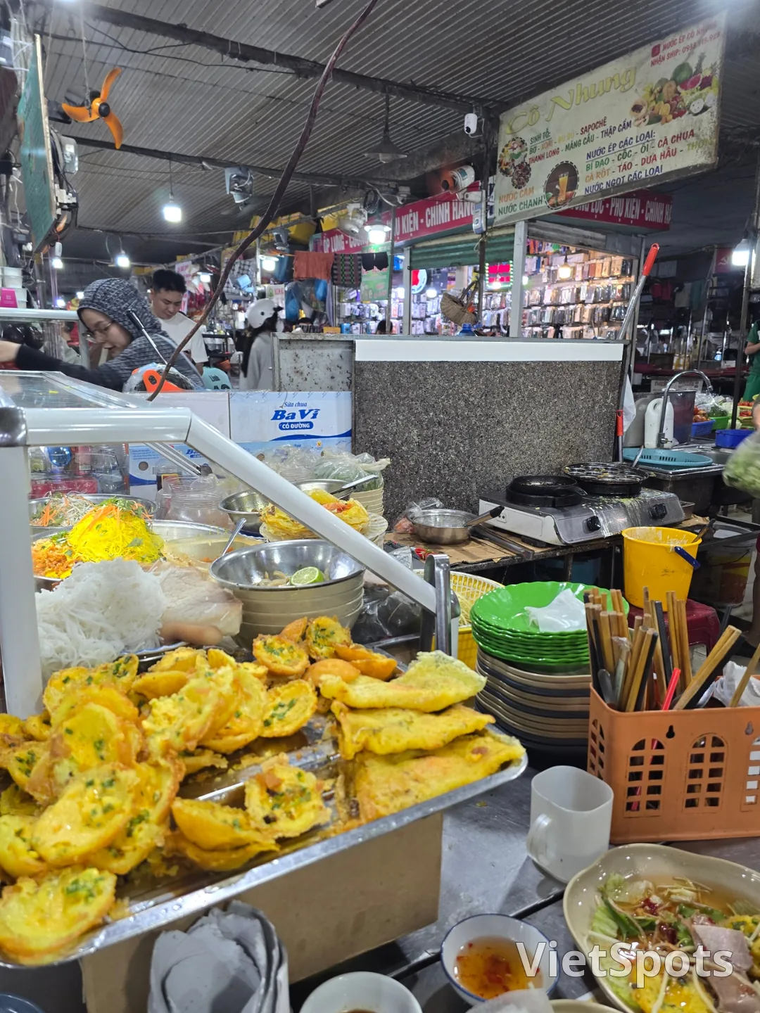 Review chuyến đi số 7 🛫🇻🇳 Chợ Bakmian — Bánh Căn? Thịt Heo Cuốn?