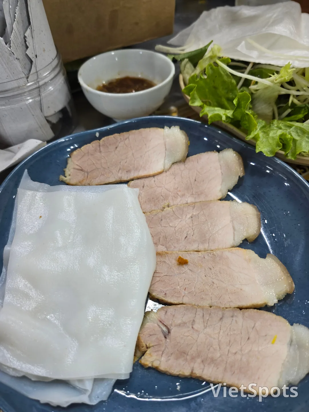 Review chuyến đi số 7 🛫🇻🇳 Chợ Bakmian — Bánh Căn? Thịt Heo Cuốn?