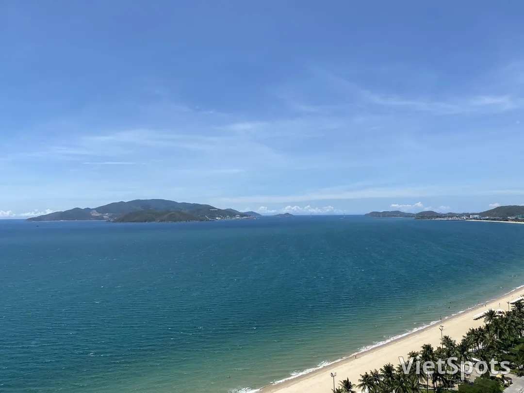 芽莊海灘美景，細緻沙灘與湛藍海水相互輝映