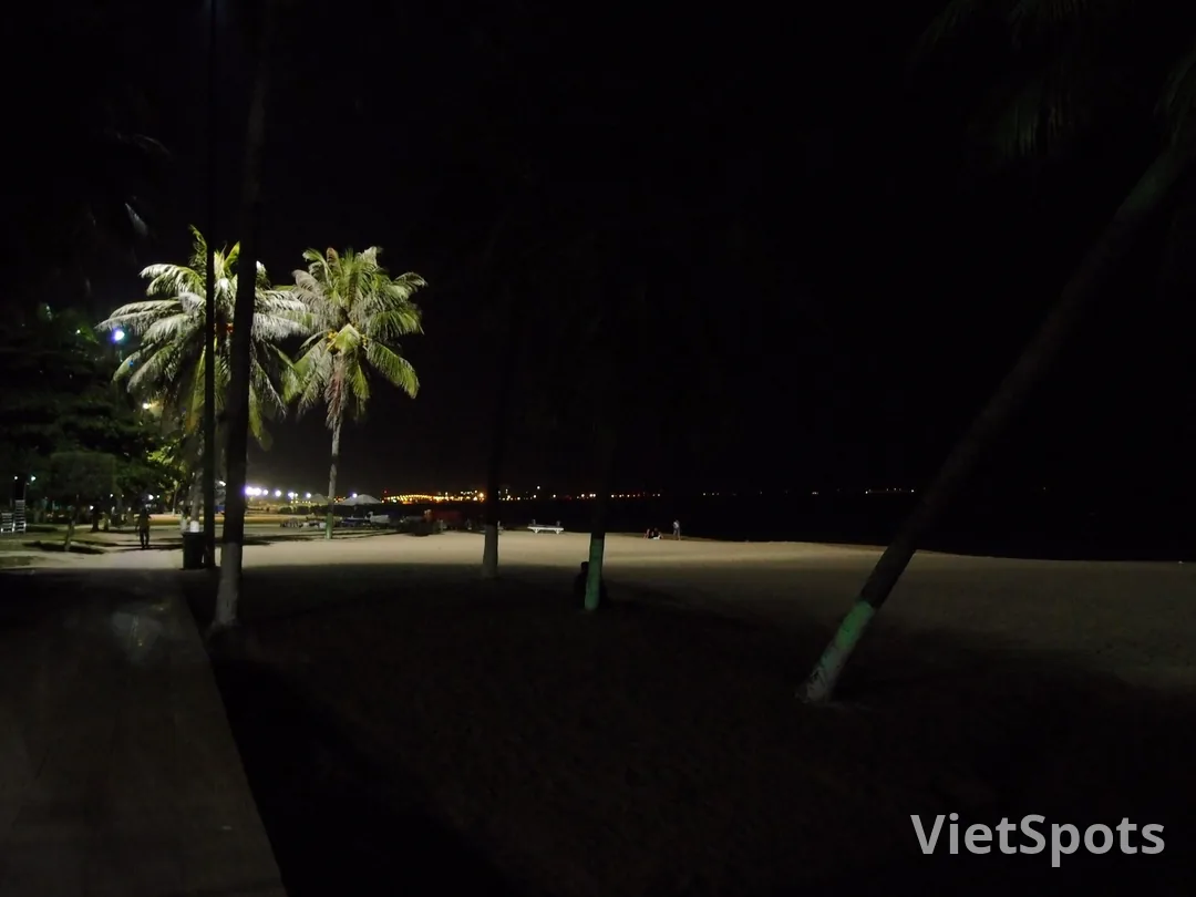 芽莊海灘美景，細緻沙灘與湛藍海水相互輝映