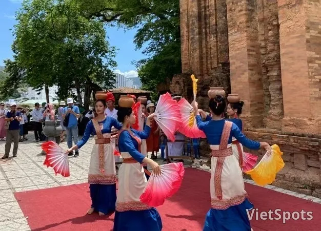 芽莊婆那加占婆塔，紅磚結構與藍天形成美麗對比