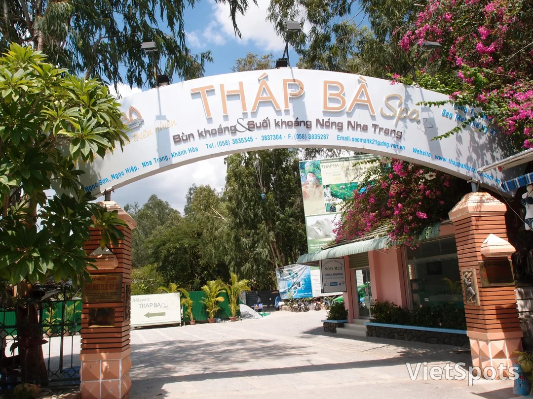 芽莊 Thap Ba 泥漿浴體驗，溫熱泥漿浸泡放鬆身心
