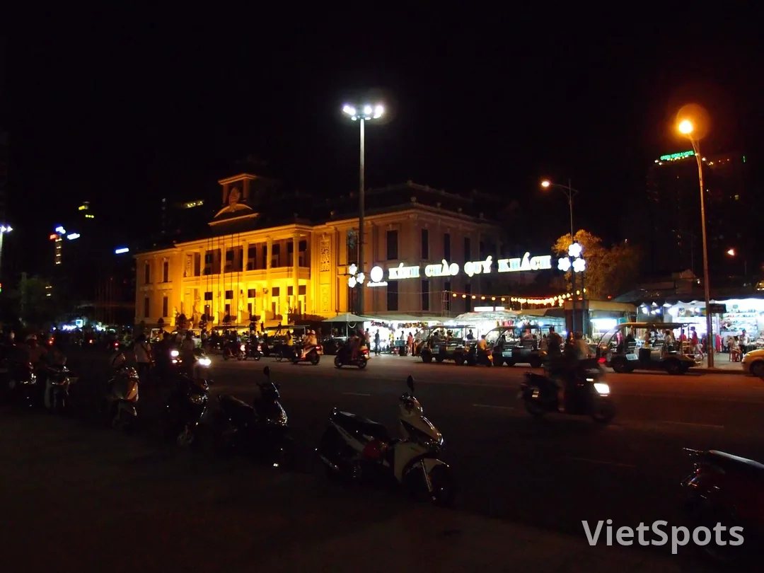 芽莊夜市小吃攤販，充滿當地特色的美食體驗