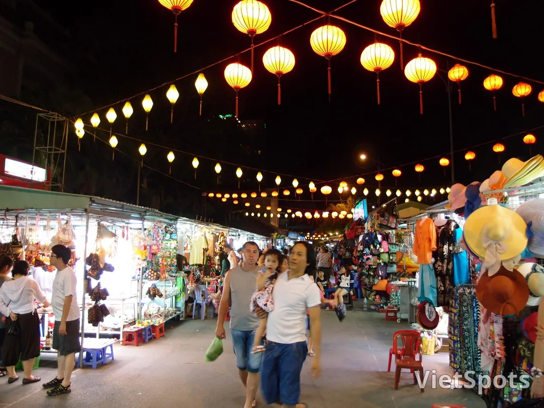 芽莊夜市小吃攤販，充滿當地特色的美食體驗