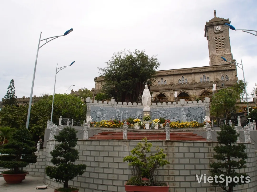 芽莊大教堂，法式哥德風格建築與壯觀鐘樓