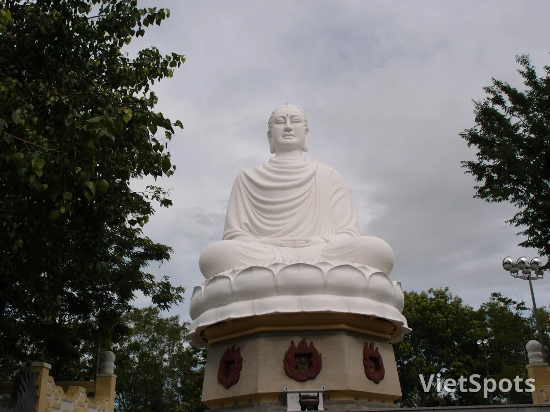芽莊龍山寺巨型白色佛像，俯瞰整座城市的景色