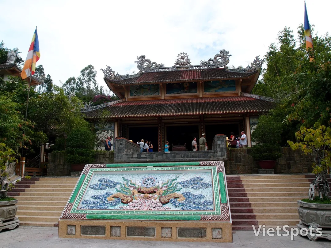 芽莊龍山寺巨型白色佛像，俯瞰整座城市的景色