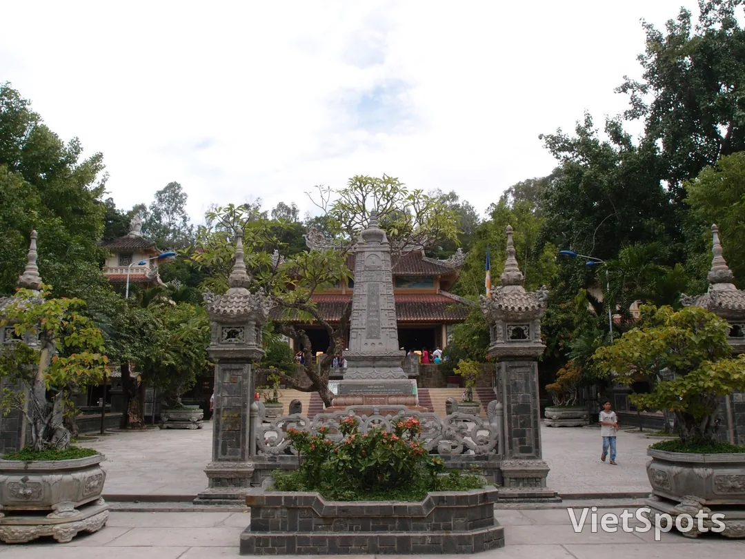 芽莊龍山寺巨型白色佛像，俯瞰整座城市的景色