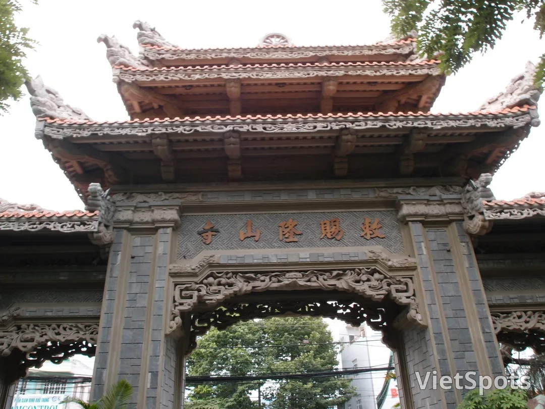 芽莊龍山寺巨型白色佛像，俯瞰整座城市的景色