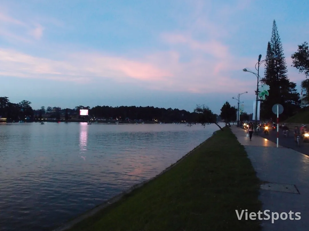 春香湖（Xuan Huong Lake）湖畔風景，倒映著藍天與白雲的大叻市中心地標。