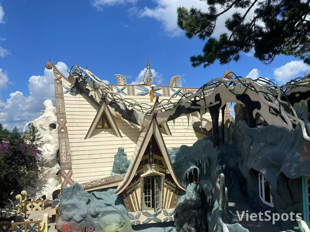 大叻瘋狂屋（Crazy House）的奇幻建築，蜿蜒的階梯與獨特造型宛如童話世界。