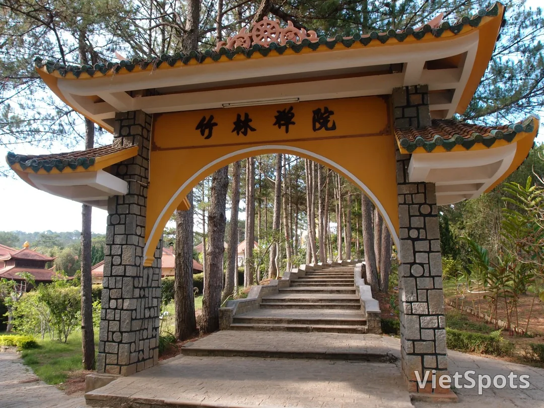  竹林禪寺（Trúc Lâm Temple）寧靜的佛寺，坐落於群山環繞的自然美景中。