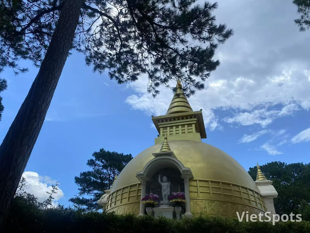  竹林禪寺（Trúc Lâm Temple）寧靜的佛寺，坐落於群山環繞的自然美景中。