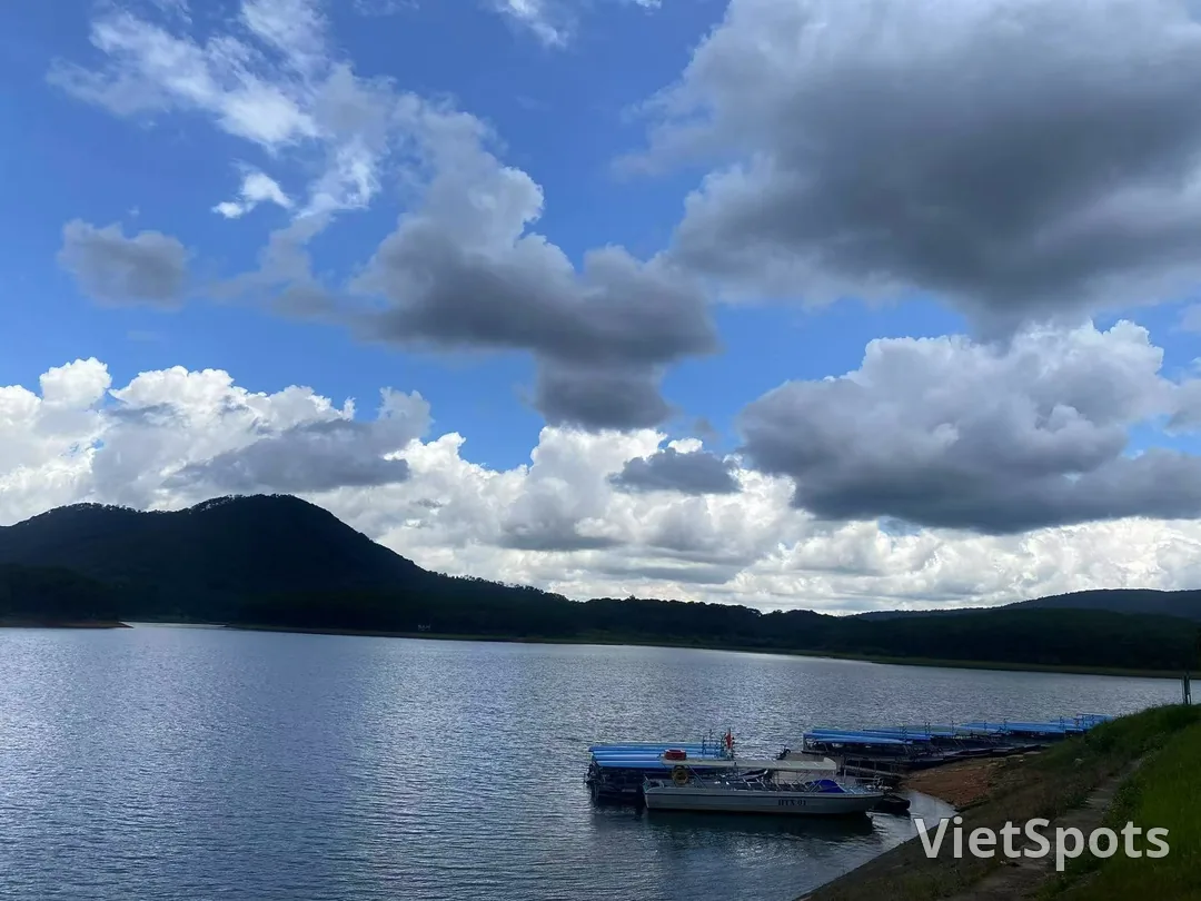 Tuyen Lam 湖（Tuyen Lam Lake）靜謐湖泊景色，湖面倒映著青山與白雲。