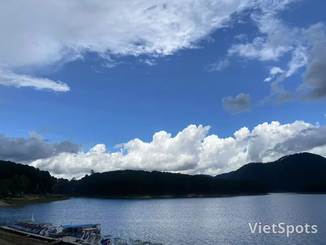 Tuyen Lam 湖（Tuyen Lam Lake）靜謐湖泊景色，湖面倒映著青山與白雲。