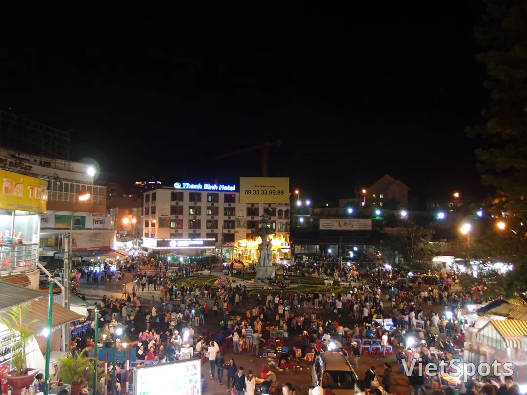 大叻夜市（Dalat Night Market）熱鬧的市集，販售烤米紙、豆奶與各種當地特色美食。