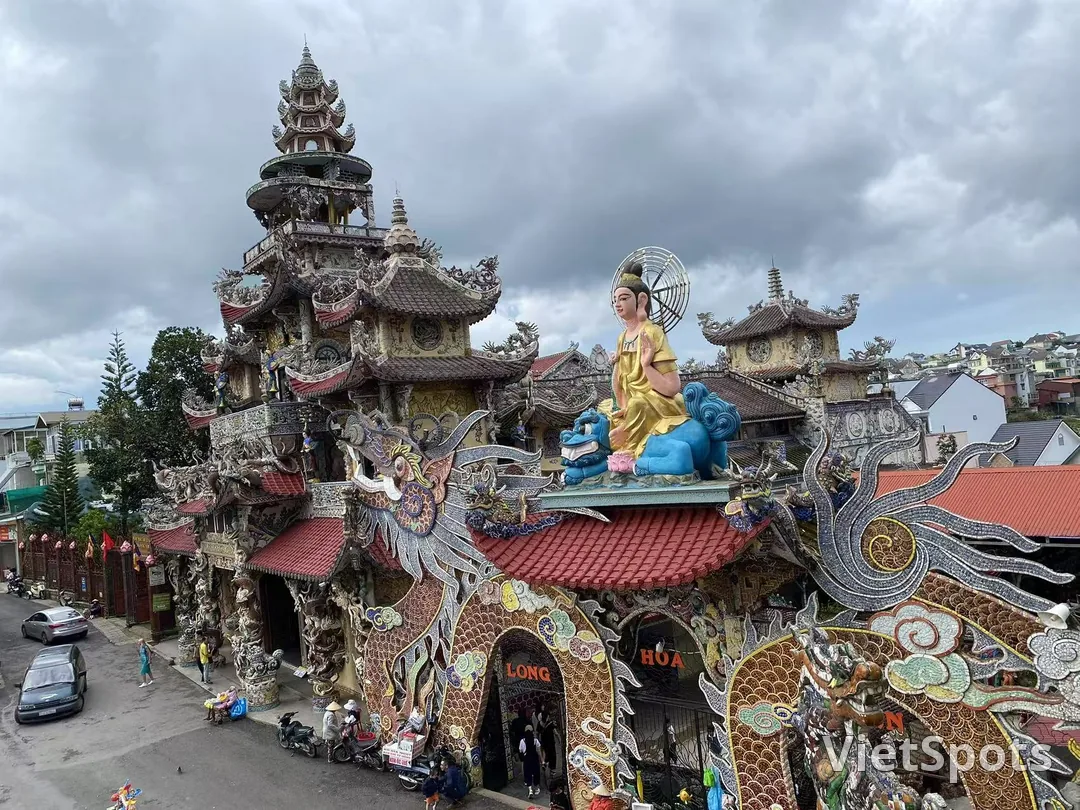 靈福寺（Linh Phuoc Pagoda）以五彩馬賽克拼貼裝飾的寺廟，擁有精美龍雕與佛像。