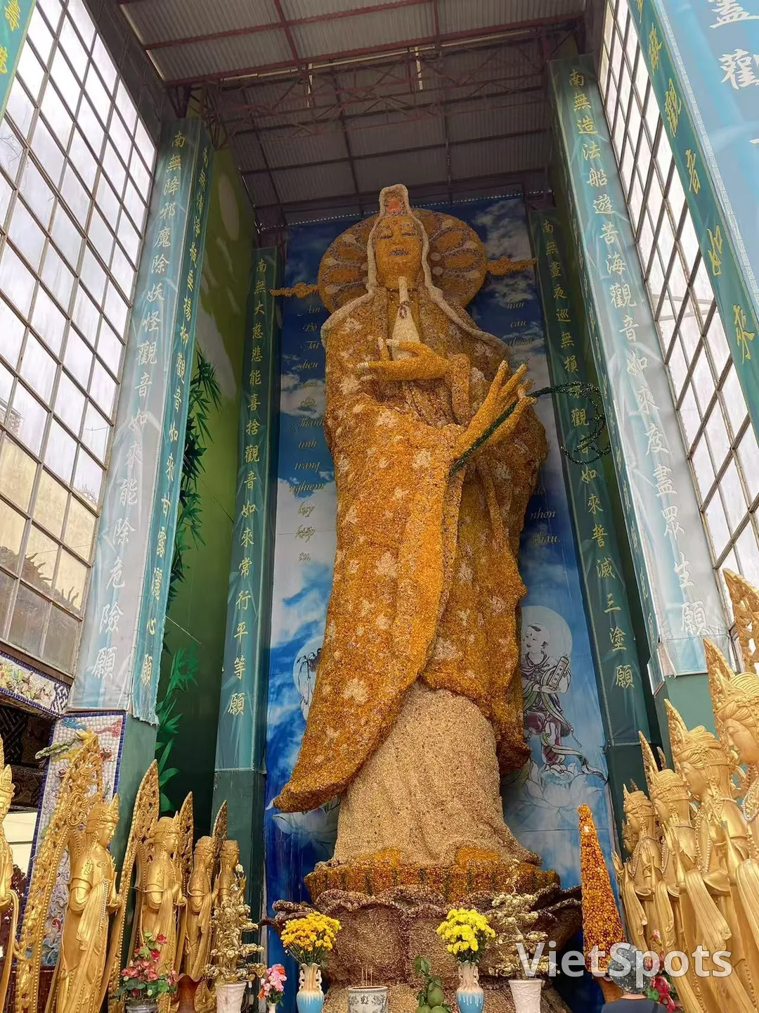 靈福寺（Linh Phuoc Pagoda）以五彩馬賽克拼貼裝飾的寺廟，擁有精美龍雕與佛像。