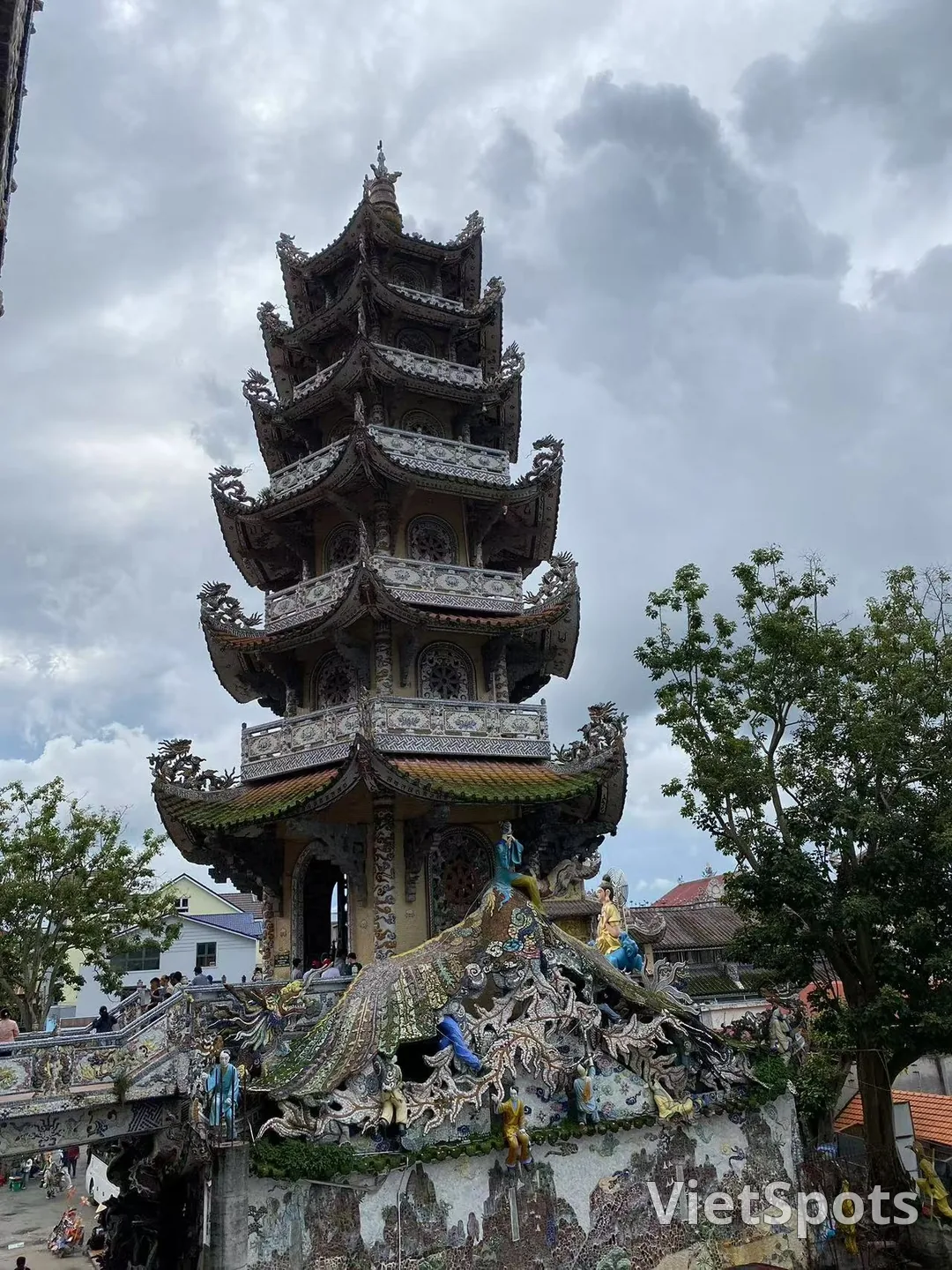 靈福寺（Linh Phuoc Pagoda）以五彩馬賽克拼貼裝飾的寺廟，擁有精美龍雕與佛像。