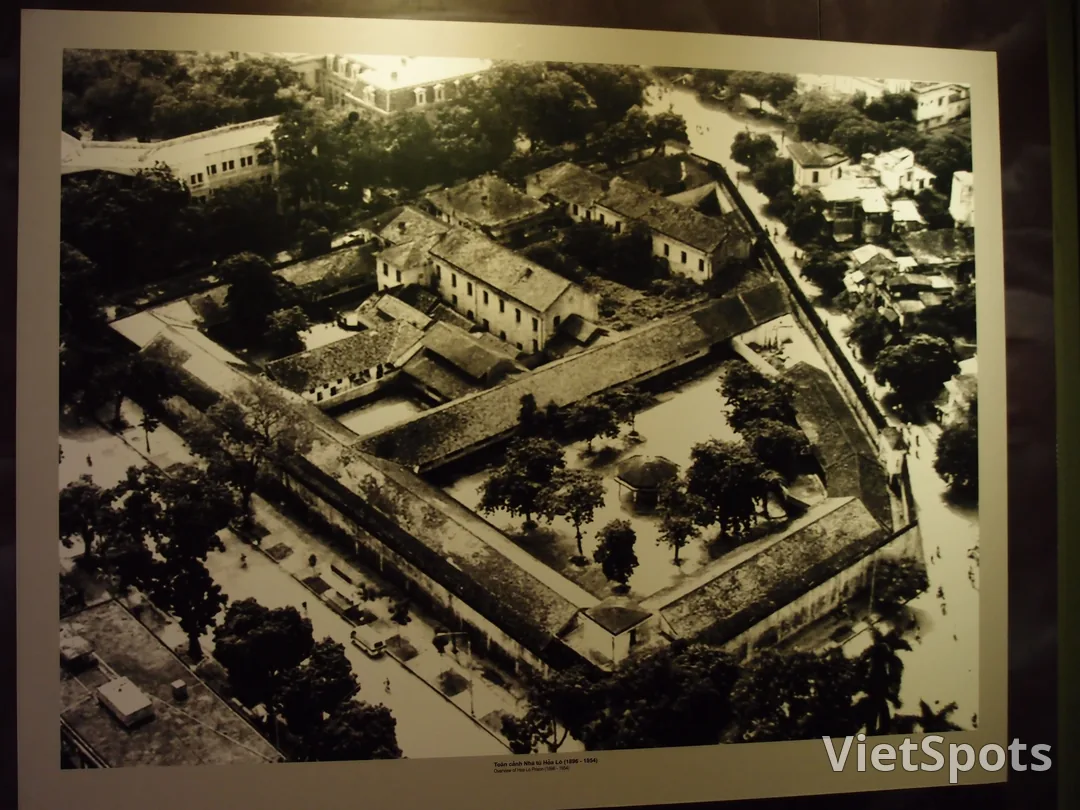 火爐監獄牢房內部 (Hoa Lo Prison Cell Interior),展示越南戰爭與法國殖民時期的囚犯生活環境。