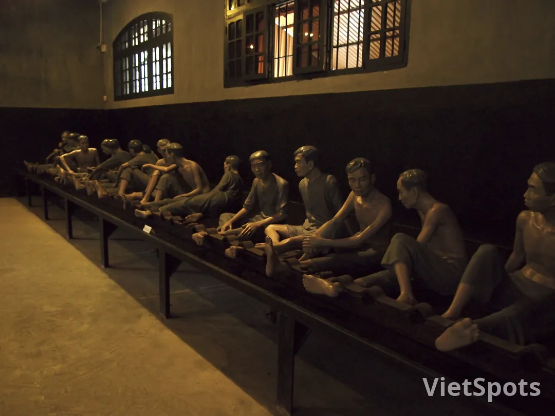火爐監獄牢房內部 (Hoa Lo Prison Cell Interior),展示越南戰爭與法國殖民時期的囚犯生活環境。