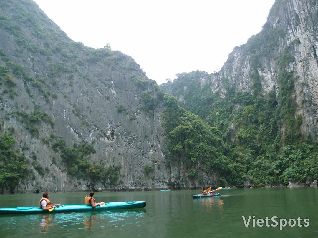 下龍灣船遊風景,北越自然奇景之一