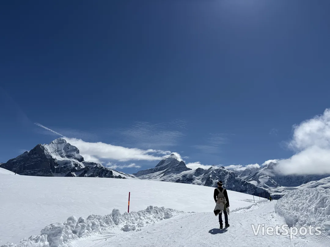 在雪地健行享受被群山包圍的美景
