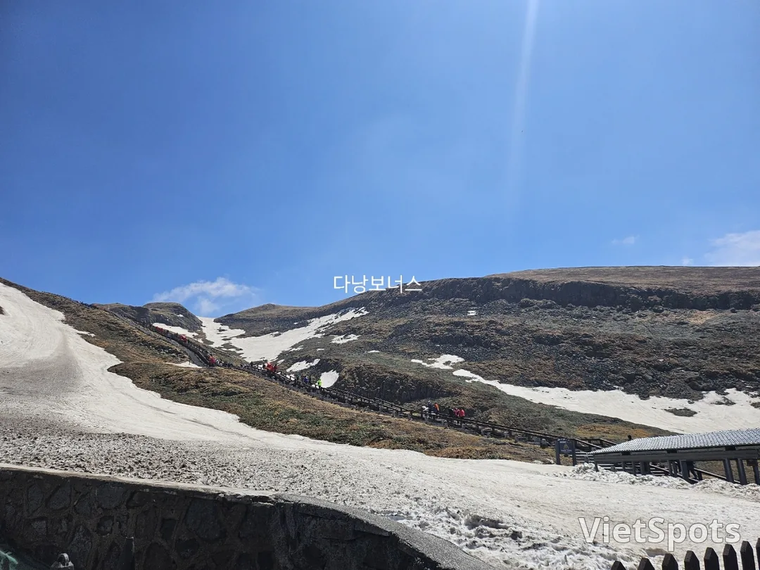 🇰🇷🇨🇳🏔白頭山天池の西坡コース、1442段の階段と、今見ると涼しく感じる雪❄️