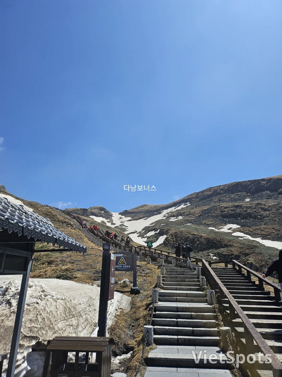 🇰🇷🇨🇳🏔白頭山天池の西坡コース、1442段の階段と、今見ると涼しく感じる雪❄️