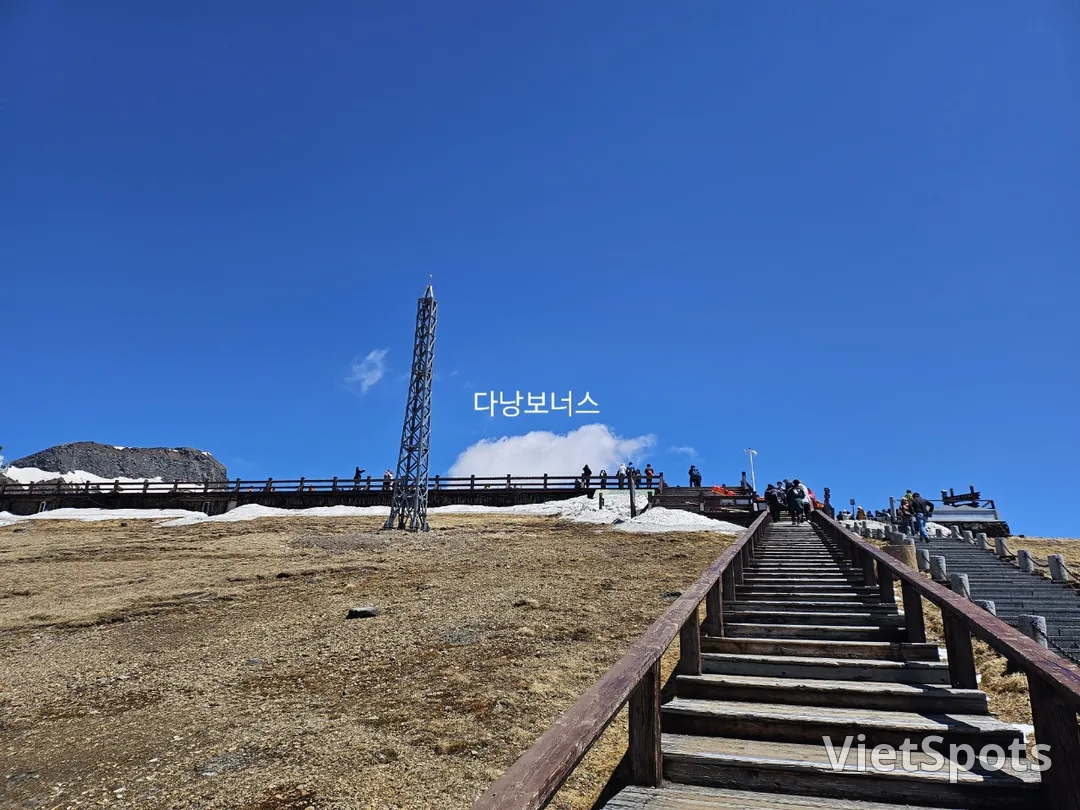 🇰🇷🇨🇳🏔白頭山天池の西坡コース、1442段の階段と、今見ると涼しく感じる雪❄️