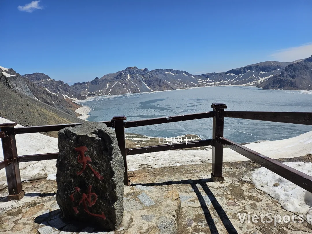 🇰🇷🇨🇳🏔白頭山天池の西坡コース、1442段の階段と、今見ると涼しく感じる雪❄️