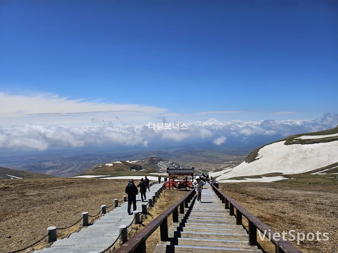 🇰🇷🇨🇳🏔白頭山天池の西坡コース、1442段の階段と、今見ると涼しく感じる雪❄️