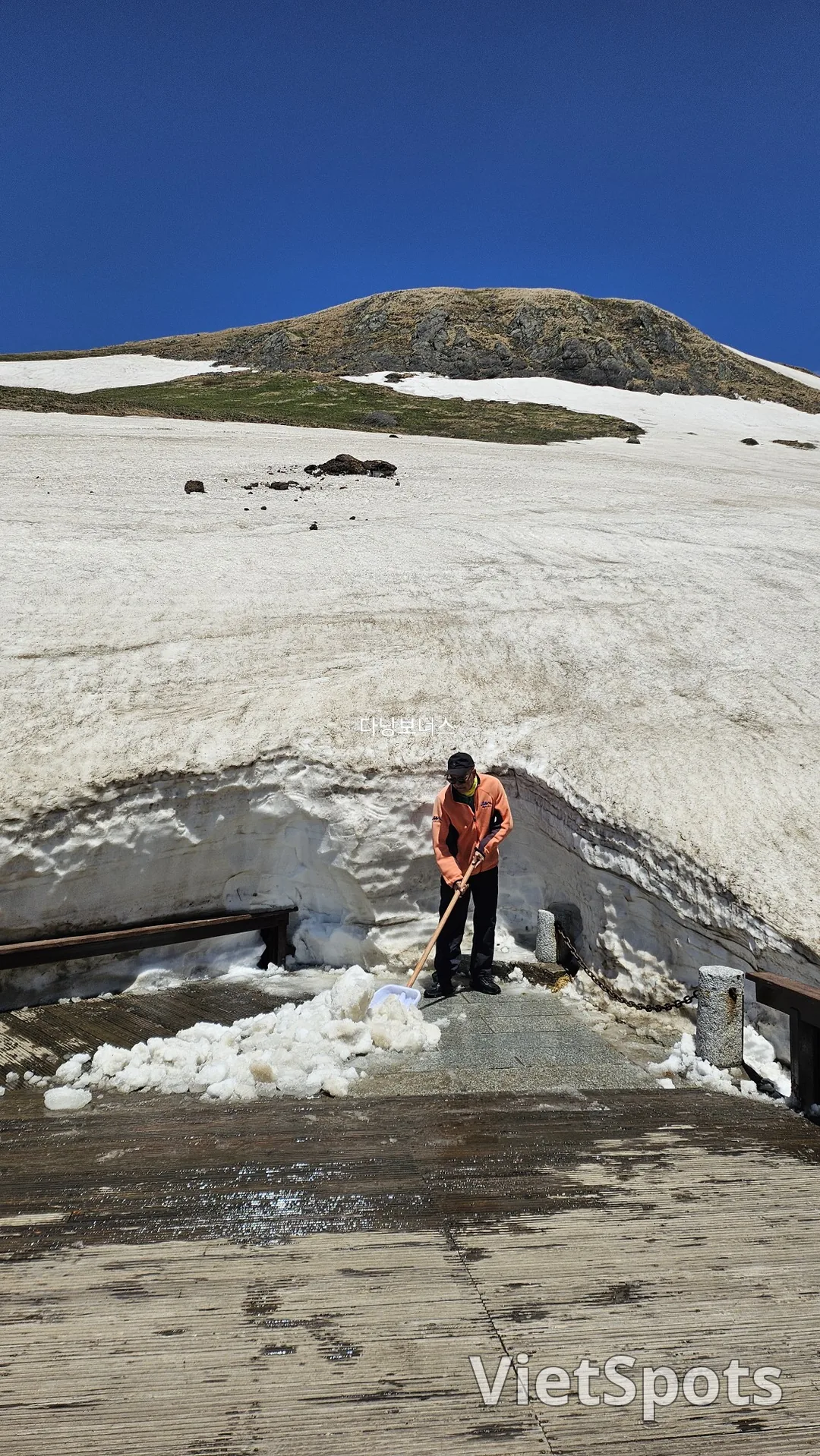 🇰🇷🇨🇳🏔白頭山天池の西坡コース、1442段の階段と、今見ると涼しく感じる雪❄️
