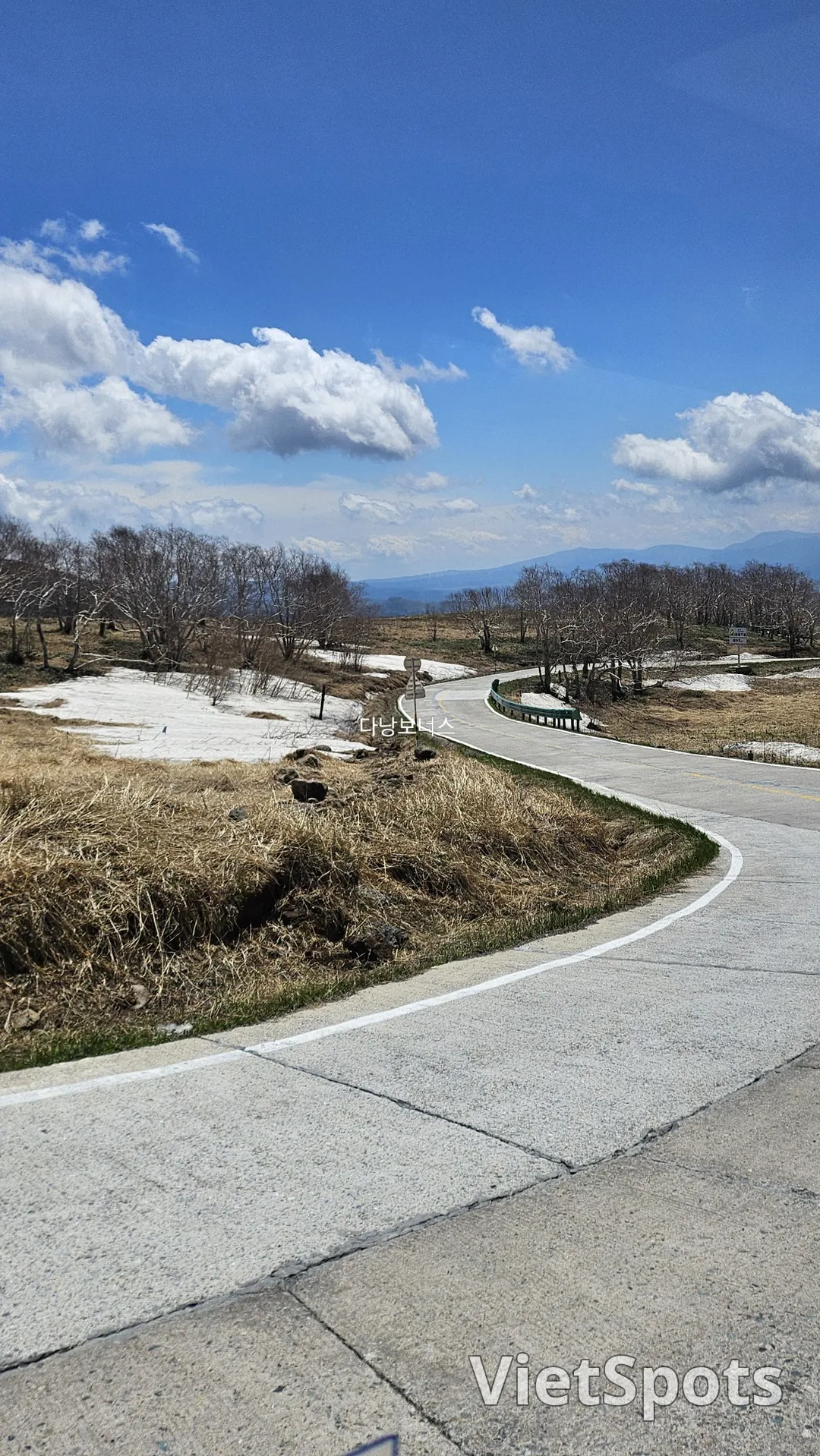 🇰🇷🇨🇳🏔白頭山天池の西坡コース、1442段の階段と、今見ると涼しく感じる雪❄️