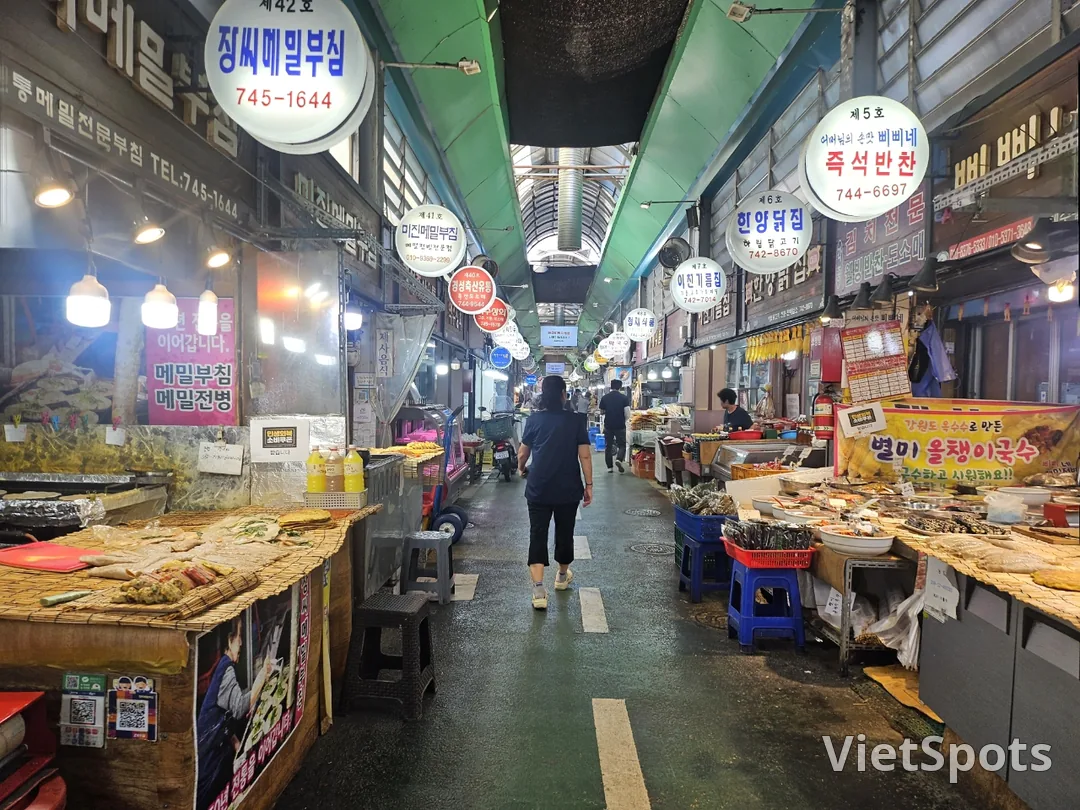 🇰🇷ขอแนะนำร้านอร่อยเมนูคาลกุกซูโซบะกับมันดูที่ตลาดโดเรมี เมืองวอนจูค่ะ/ครับ