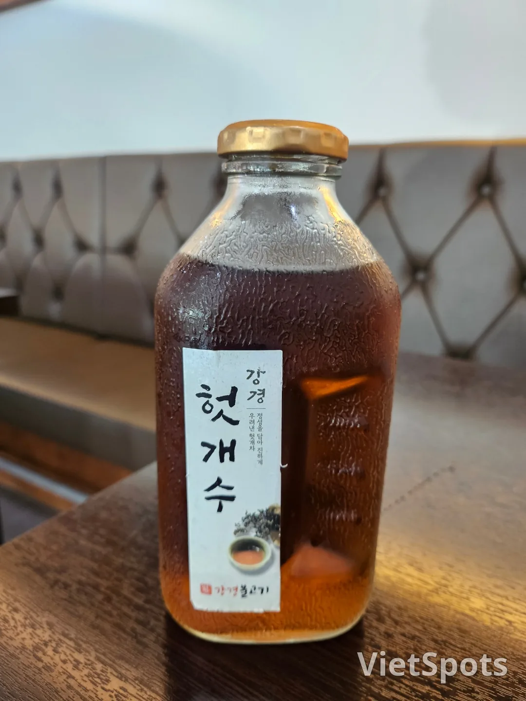遅めのランチを食べています。
