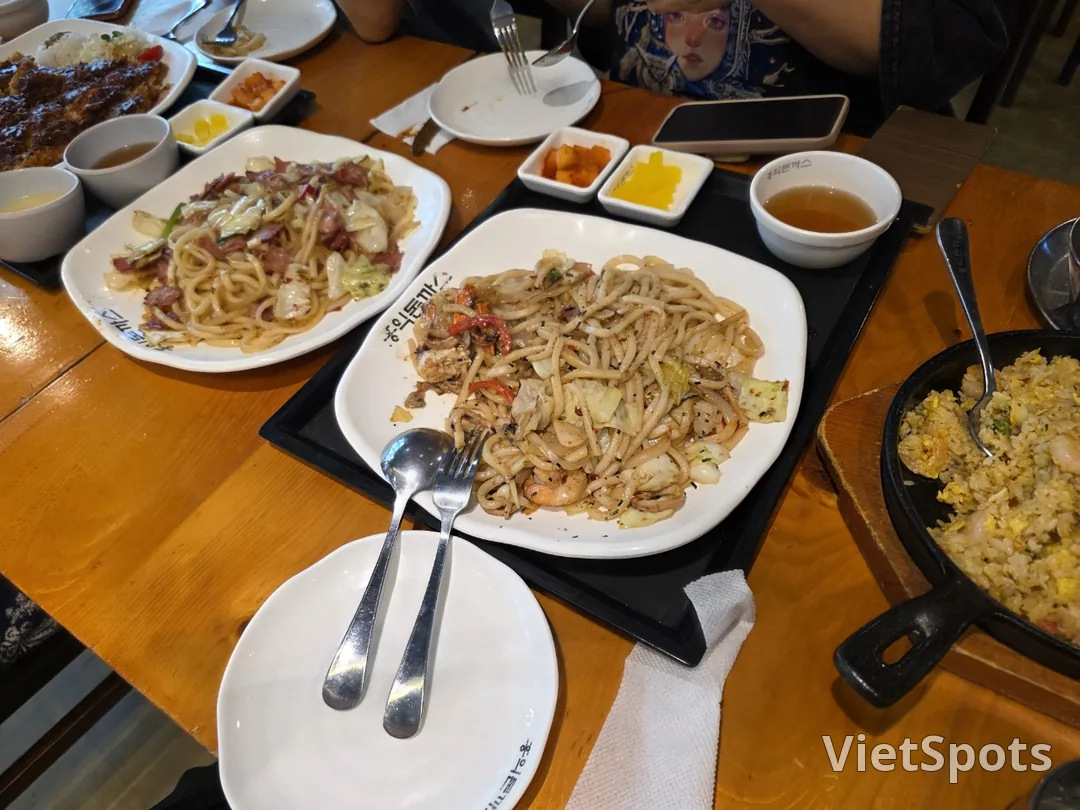 Bữa trưa là thịt heo chiên xù tonkatsu