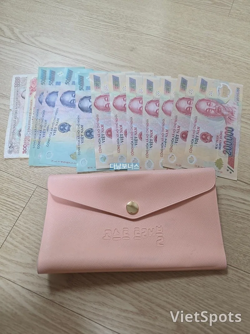 Нашёл медяк! На день-то точно хватит, да?? Хе-хе